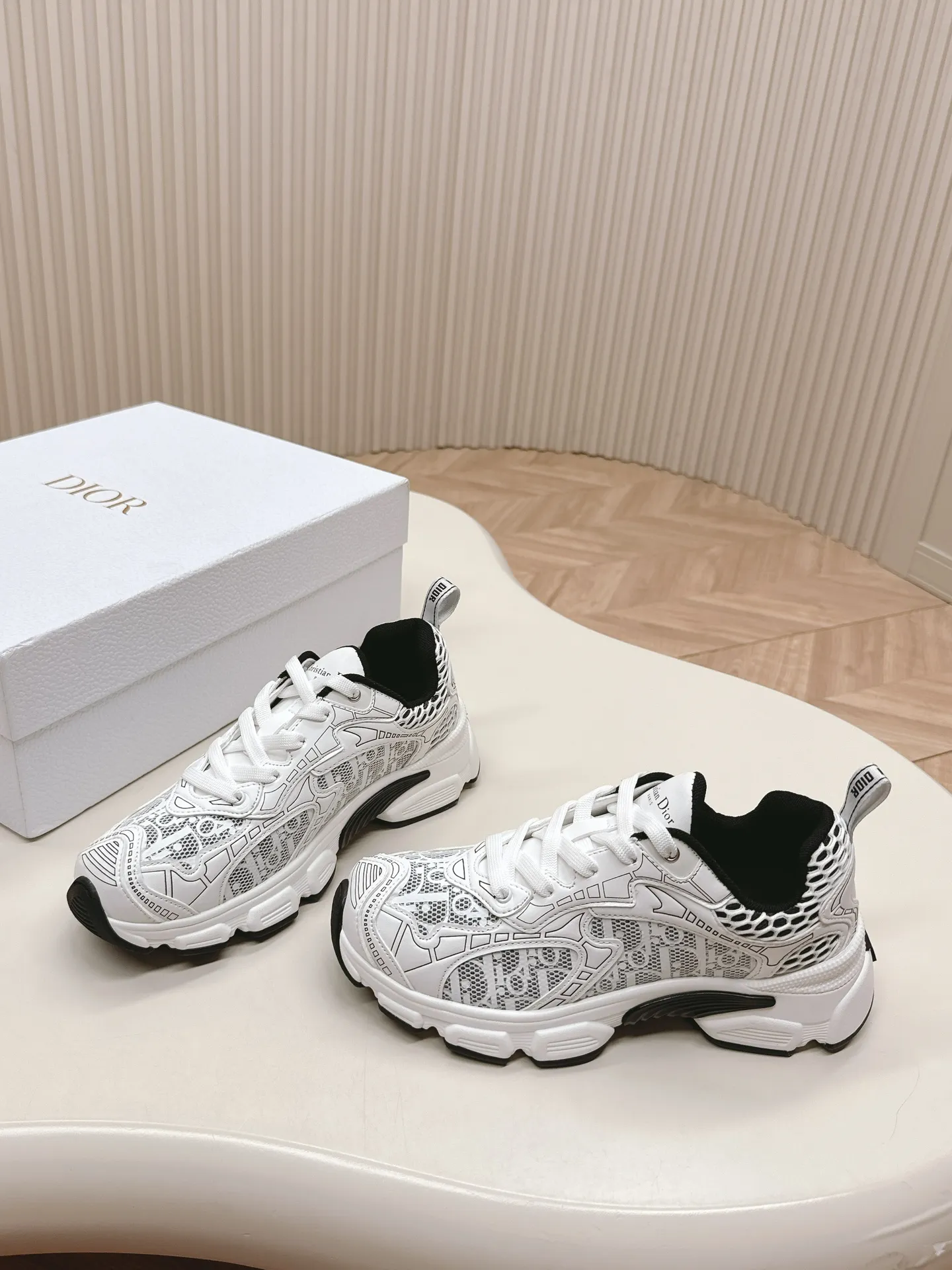 👟👟Ex-factory price 620👟👟 Hot item, star model 2024 main hot item, the newly released Dior Chrono new casual sports shoes, running shoes, dad shoes are really cool, full of futuristic feeling! Really cool! Once again interpreting Dior's concept of cool fashion, the lucky star will bless you with good luck. The new EVA sole is super light and super soft! A perfect replica of the original! Fully matched material and mold! ! 35-40